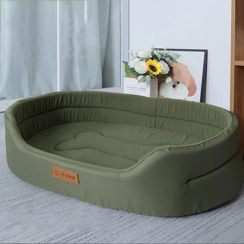 Cama impermeable y acolchada para mascotas.