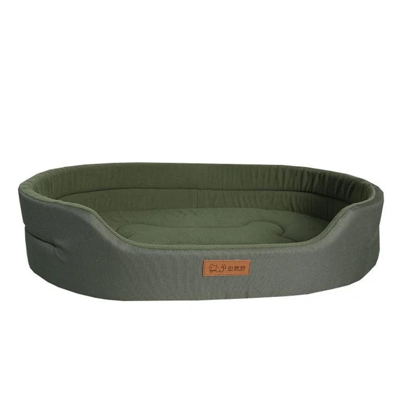 Cama impermeable y acolchada para mascotas.
