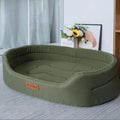 Cama impermeable y acolchada para mascotas.