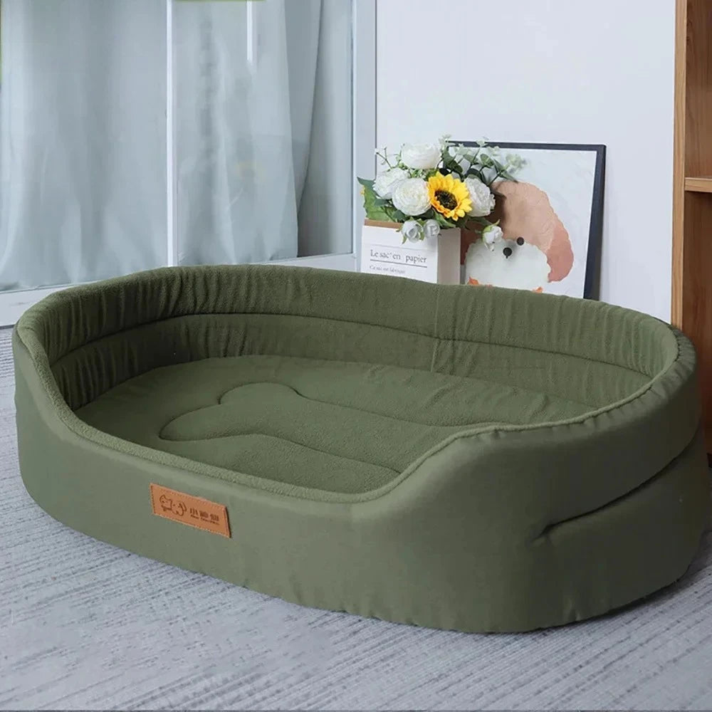 Cama impermeable y acolchada para mascotas.